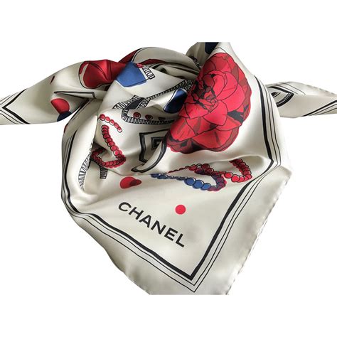 Foulards Chanel en Soie pour Femme .